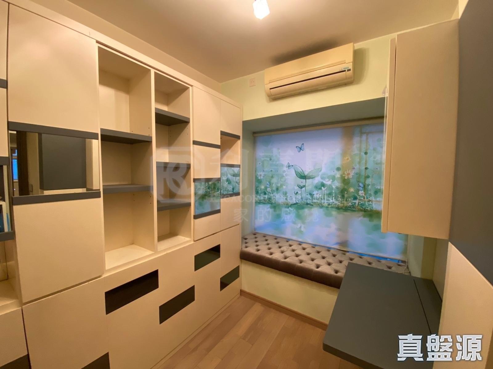 另一個睡房附有大型組合櫃,窗台位亦設有坐墊,更顯實用。(代理提供相片)