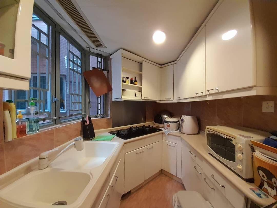 廚房面積闊落,設有大窗戶,光線足、空氣亦流通。(代理提供相片)