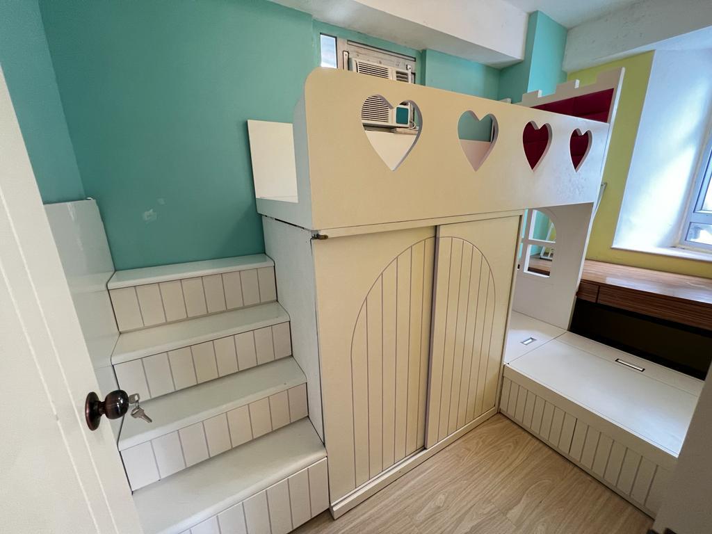 另一個睡房附有組合床櫃,相當實用。