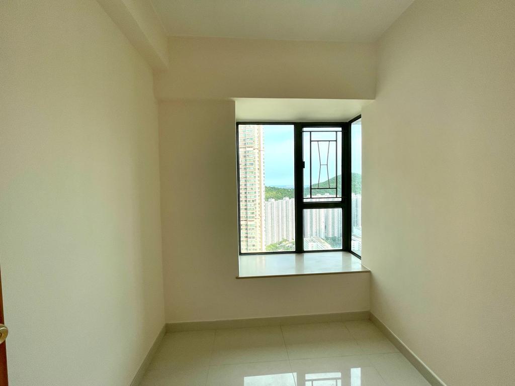 睡房望開揚樓景和山景。(代理提供相片)