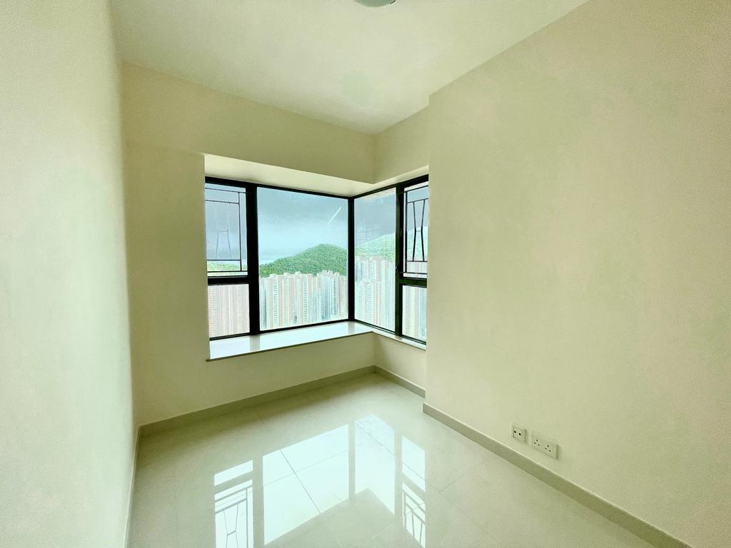 四正實用的睡房,望開揚樓景和山景。(代理提供相片)