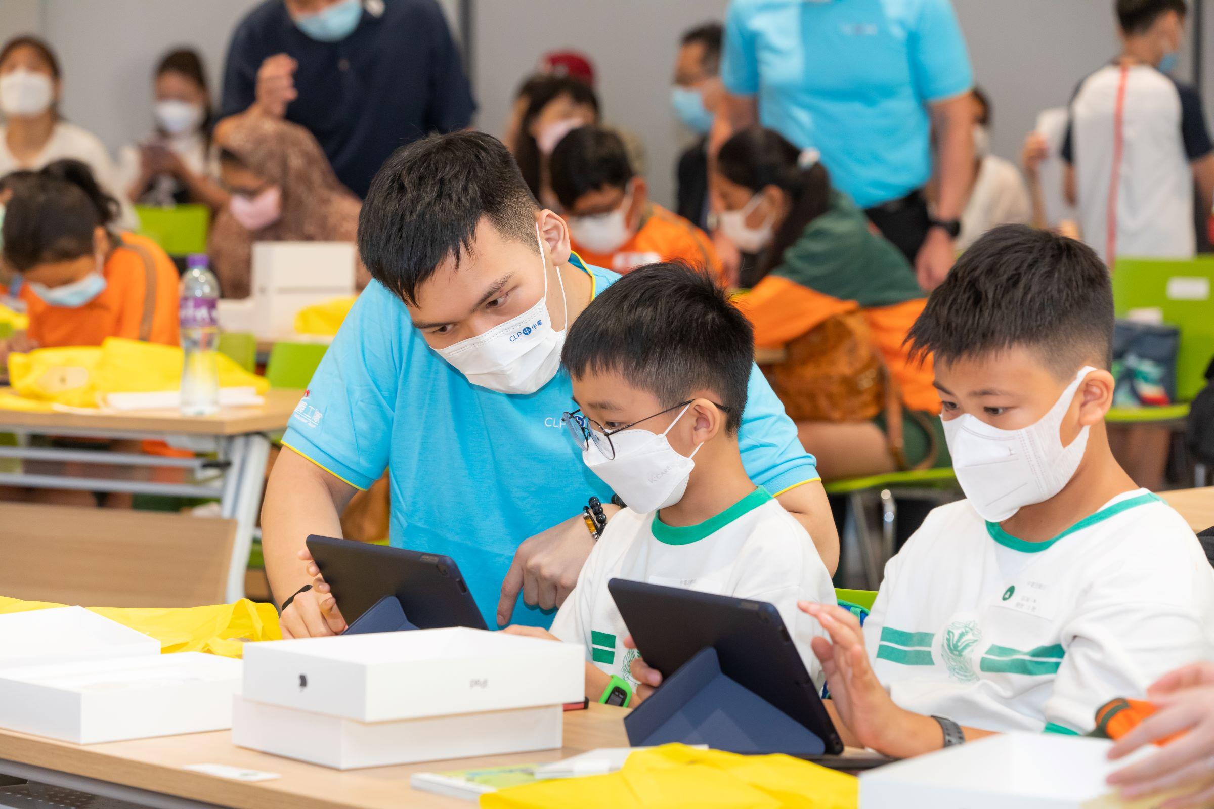 準備開學|贈1500大、中、小學基層家庭電子設備 中電:網課新常態需支援學生需要