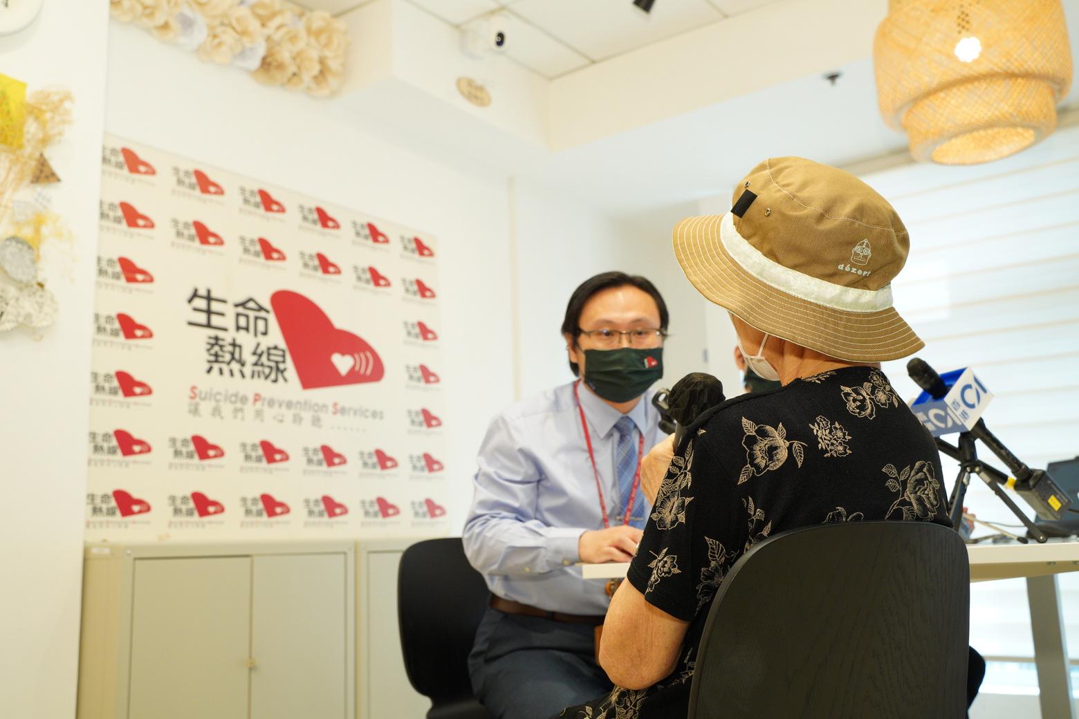 生命熱線舉行記者招待會,分析本港自殺死亡的數字及生命熱線年度求助個案數字。