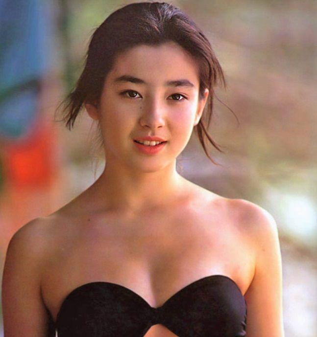 宮澤理惠年輕時身材與顏值兼備,曾經紅遍全亞洲。