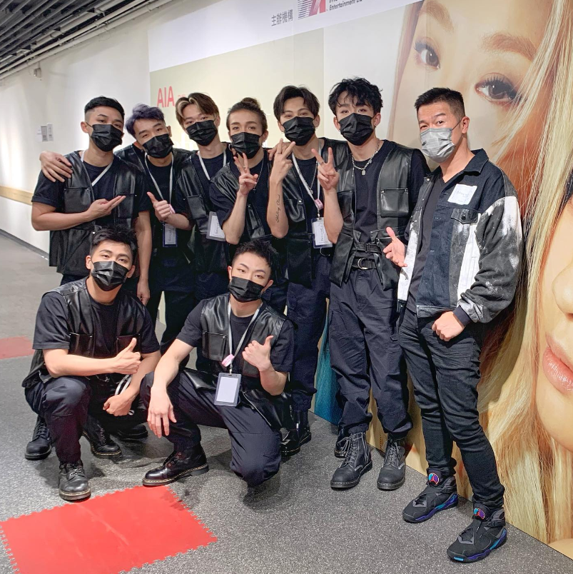 Rock Sir與阿Mo(右四)。