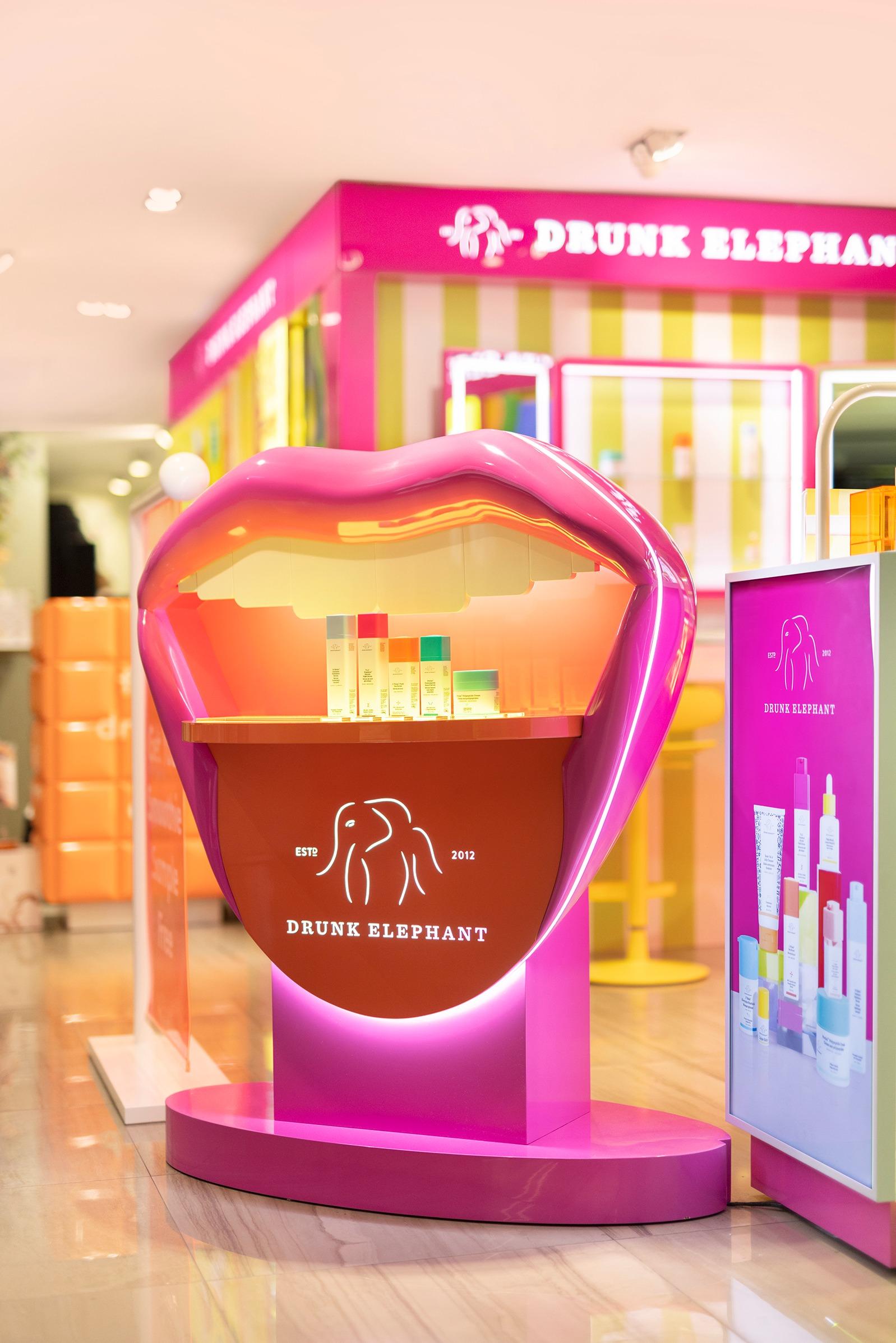 專櫃以品牌的標誌性咀巴圖案和鮮艷奪目霓虹燈,營造出快樂熱情的氛圍。