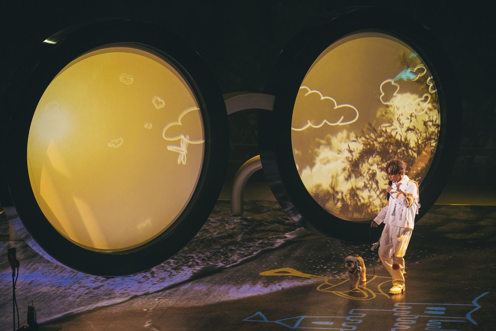 林家犬首度登場,陪主人唱《doodoodoo》毫不怯場。