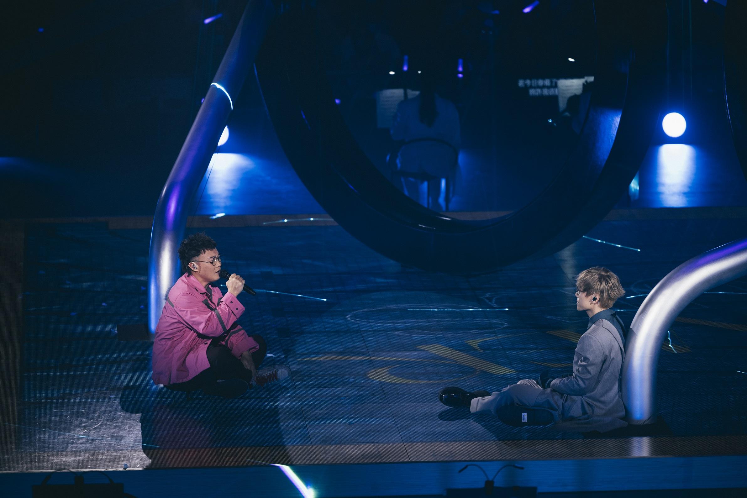 Eason與家謙合唱《致明日的舞》。