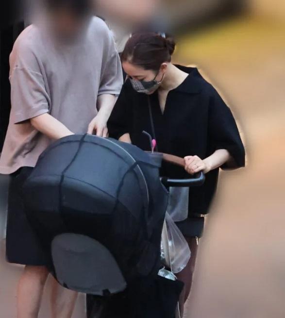 石原聰美與老公輪流推着BB車在鬧市散步,更排隊買雪糕,毫無架子。