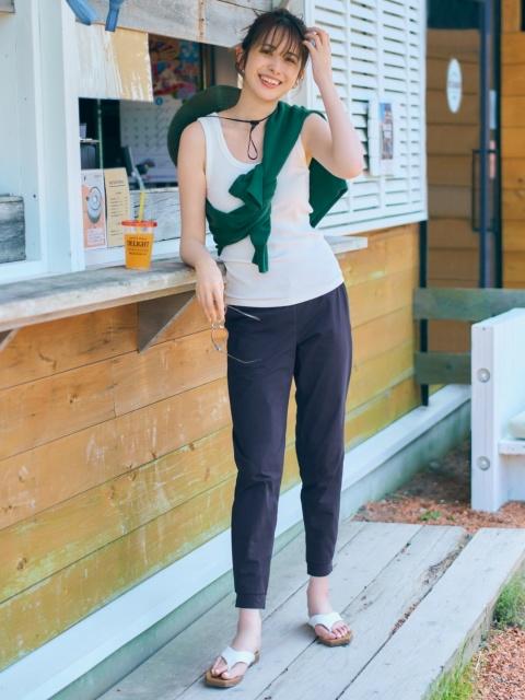 斜掛恤衫於肩膀與腋下,在胸前打結,即時令造型更富層次。