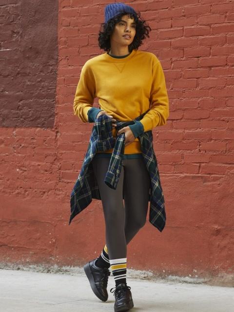 把恤衫、襯衫或針織衣物綁在腰間作點綴。