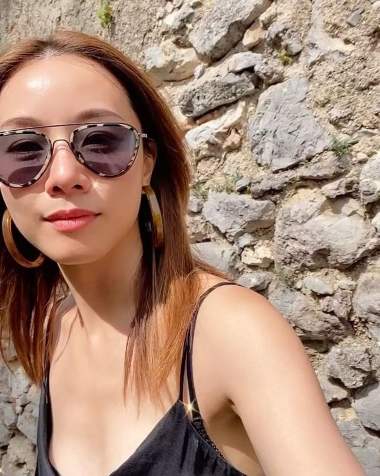 Stephy在意大利穿泳裝自拍。