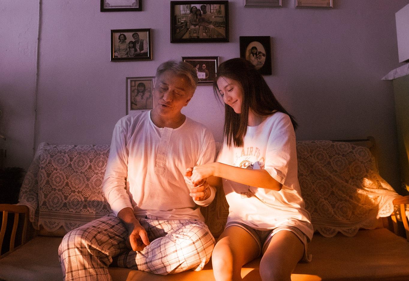 千語在戲中與演爸爸的吳岱融感情甚佳。