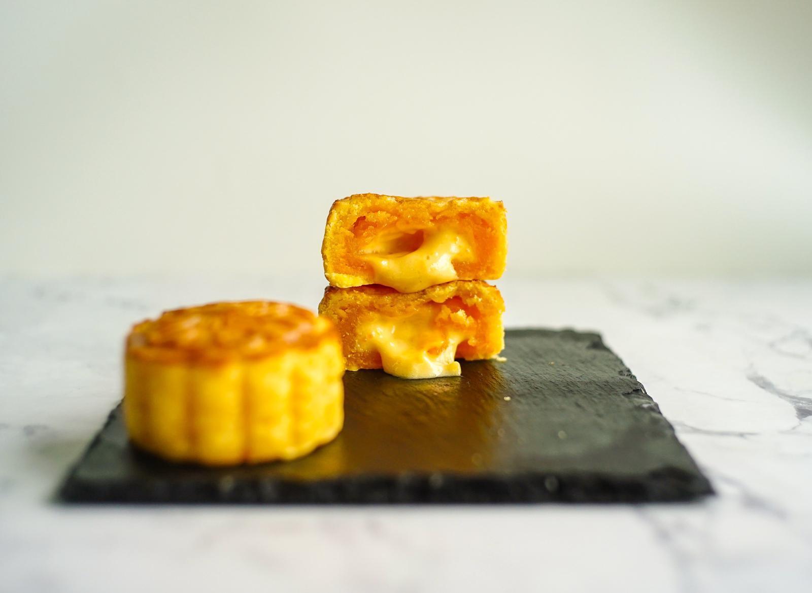 鹹蛋巴馬臣芝士奶黃流心月餅