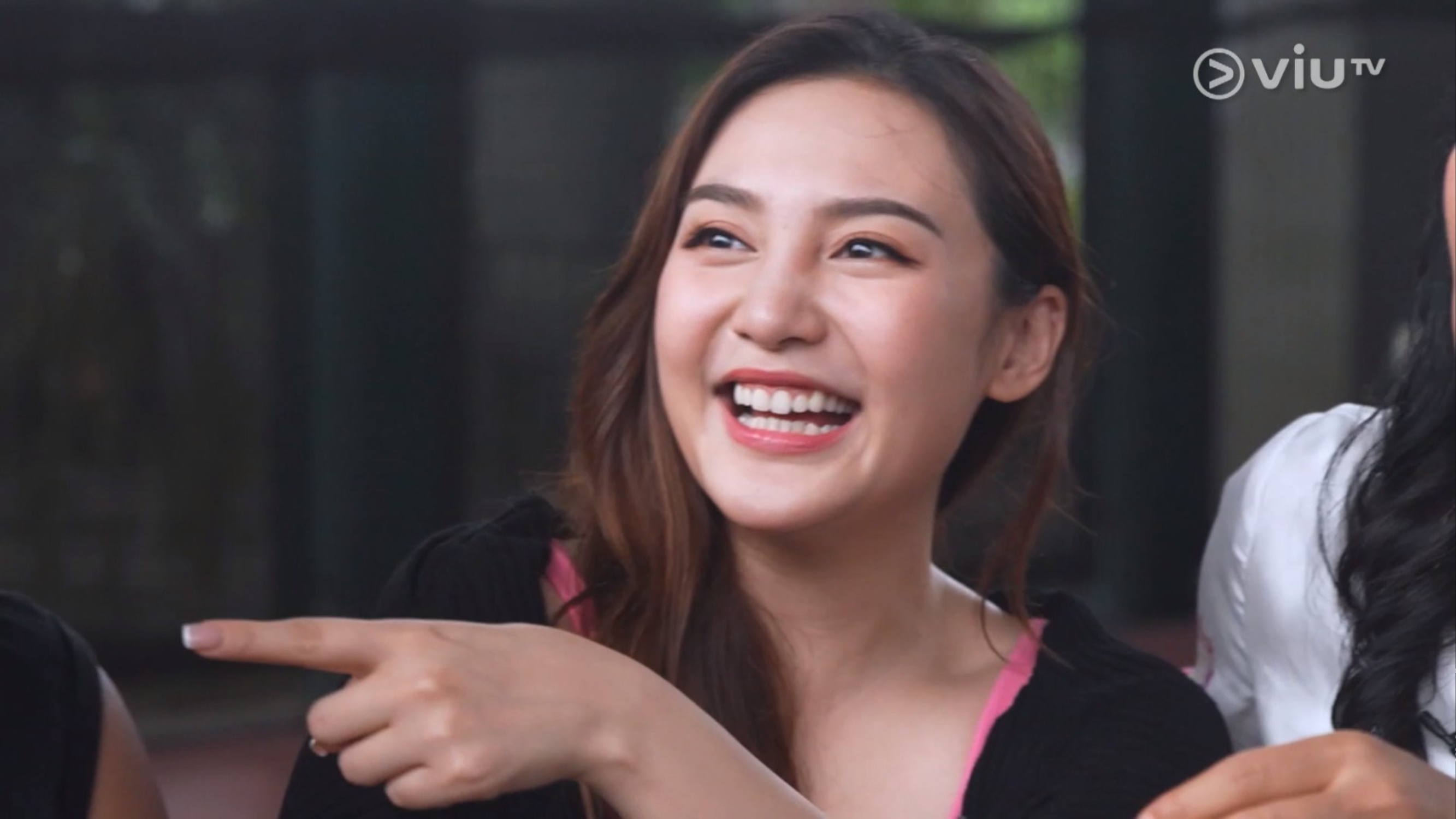 郭奕芯見到男士都表現興奮。