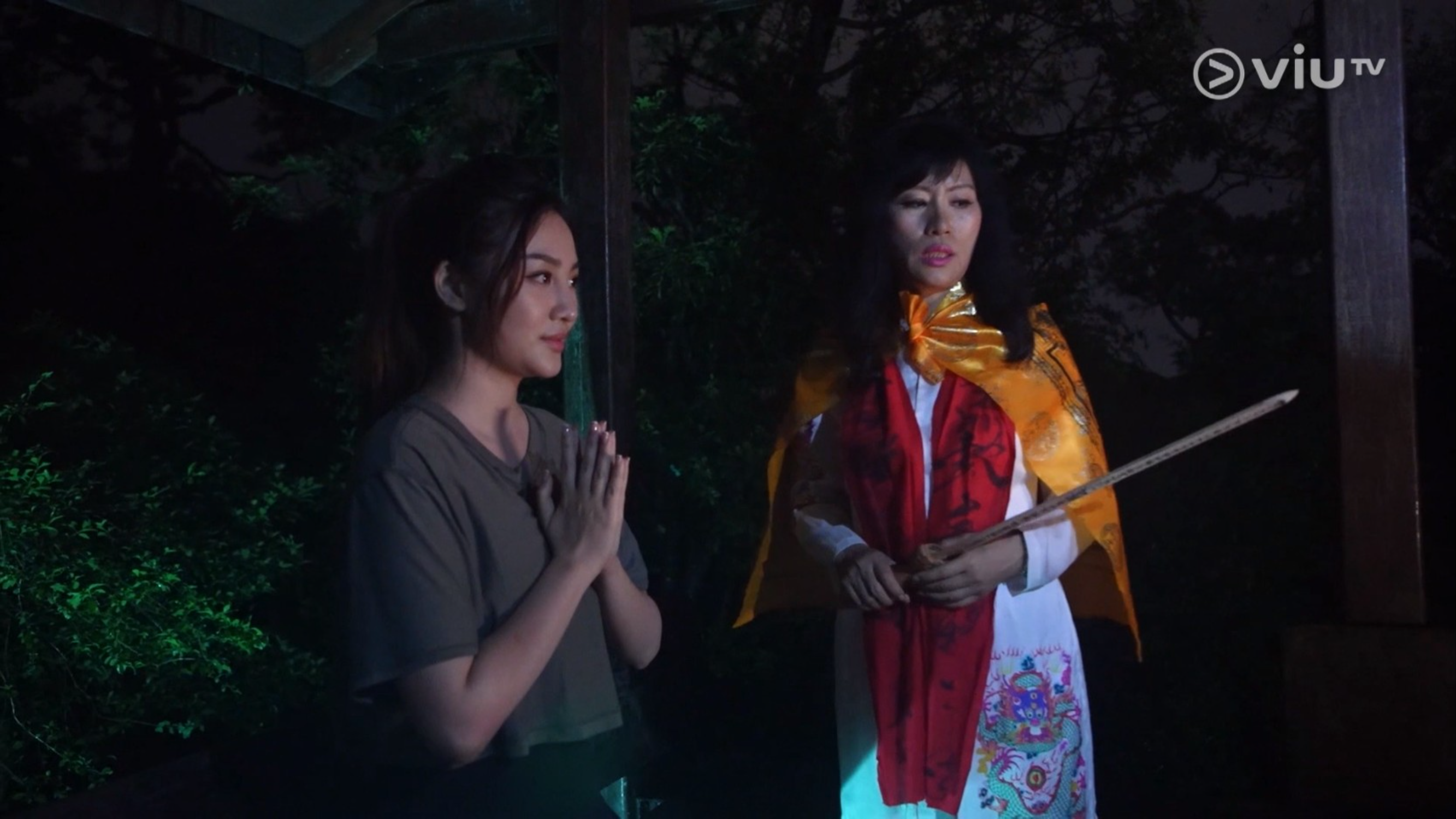 七仙羽與郭奕芯上山作法。