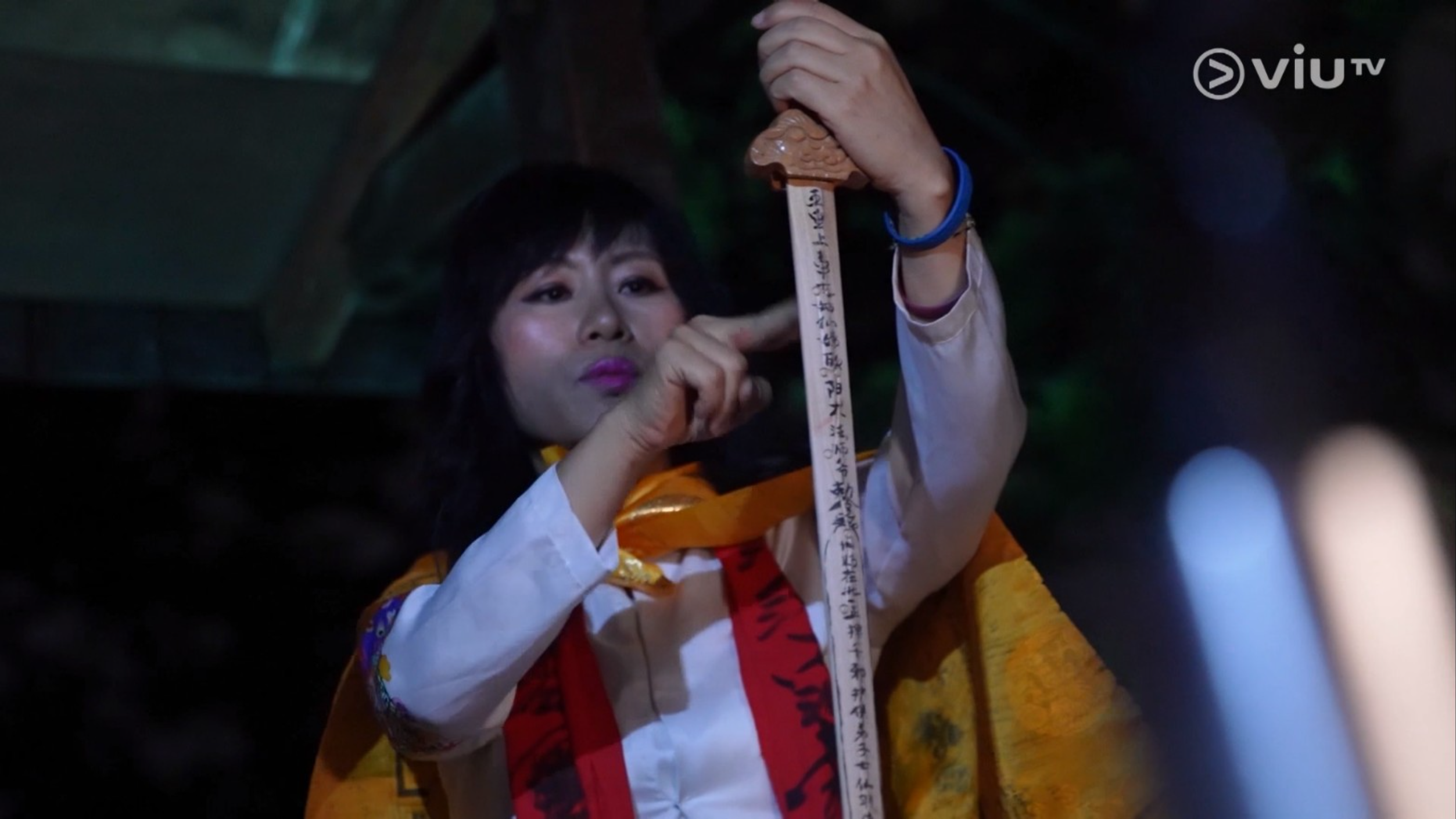 七仙羽作法時一面認真。