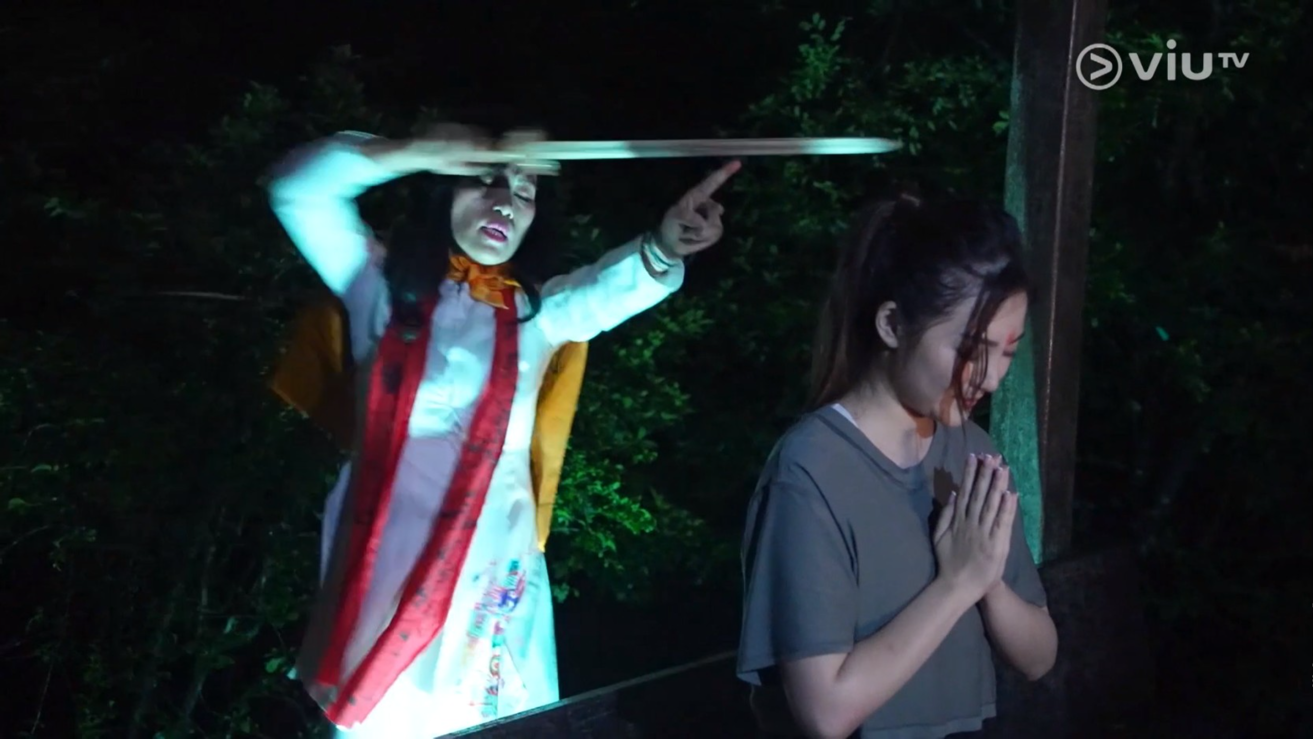 七仙羽作法時一面認真。