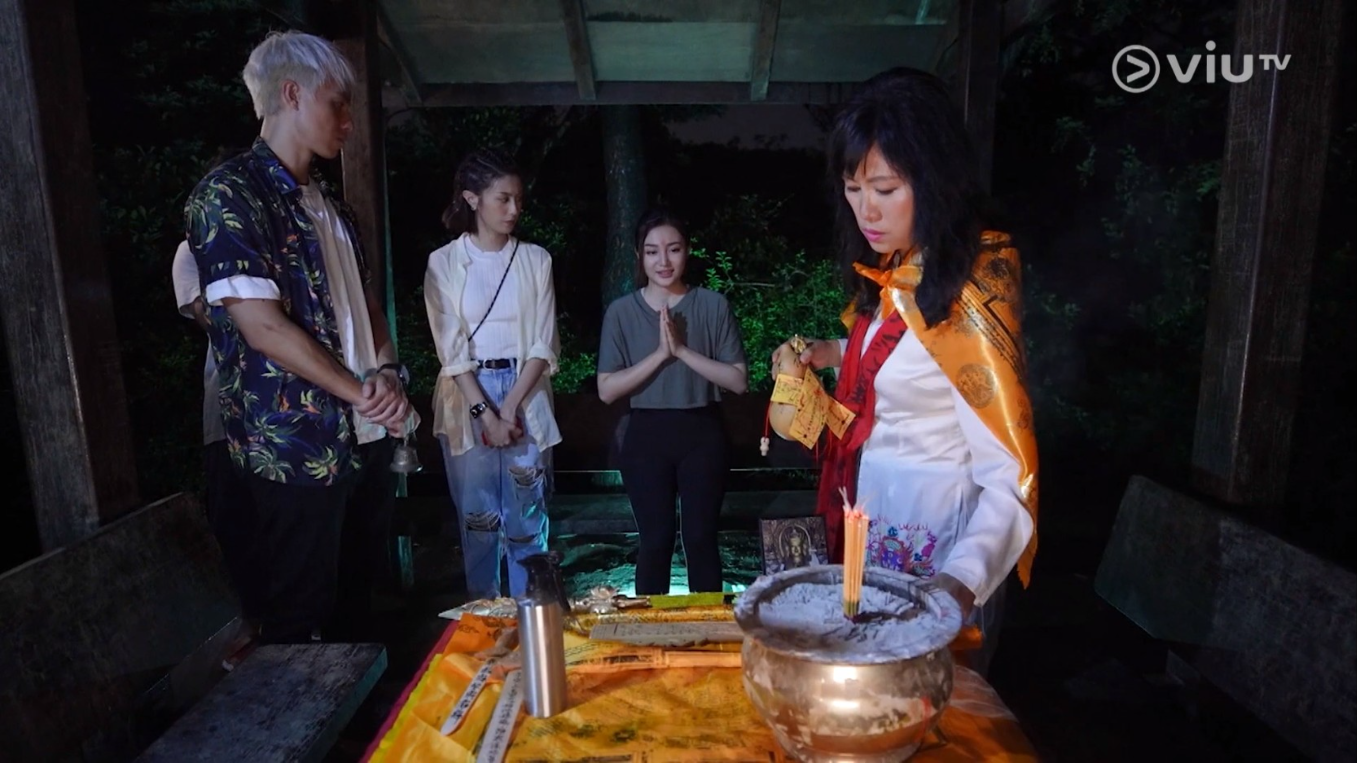 七仙羽作法時一面認真。