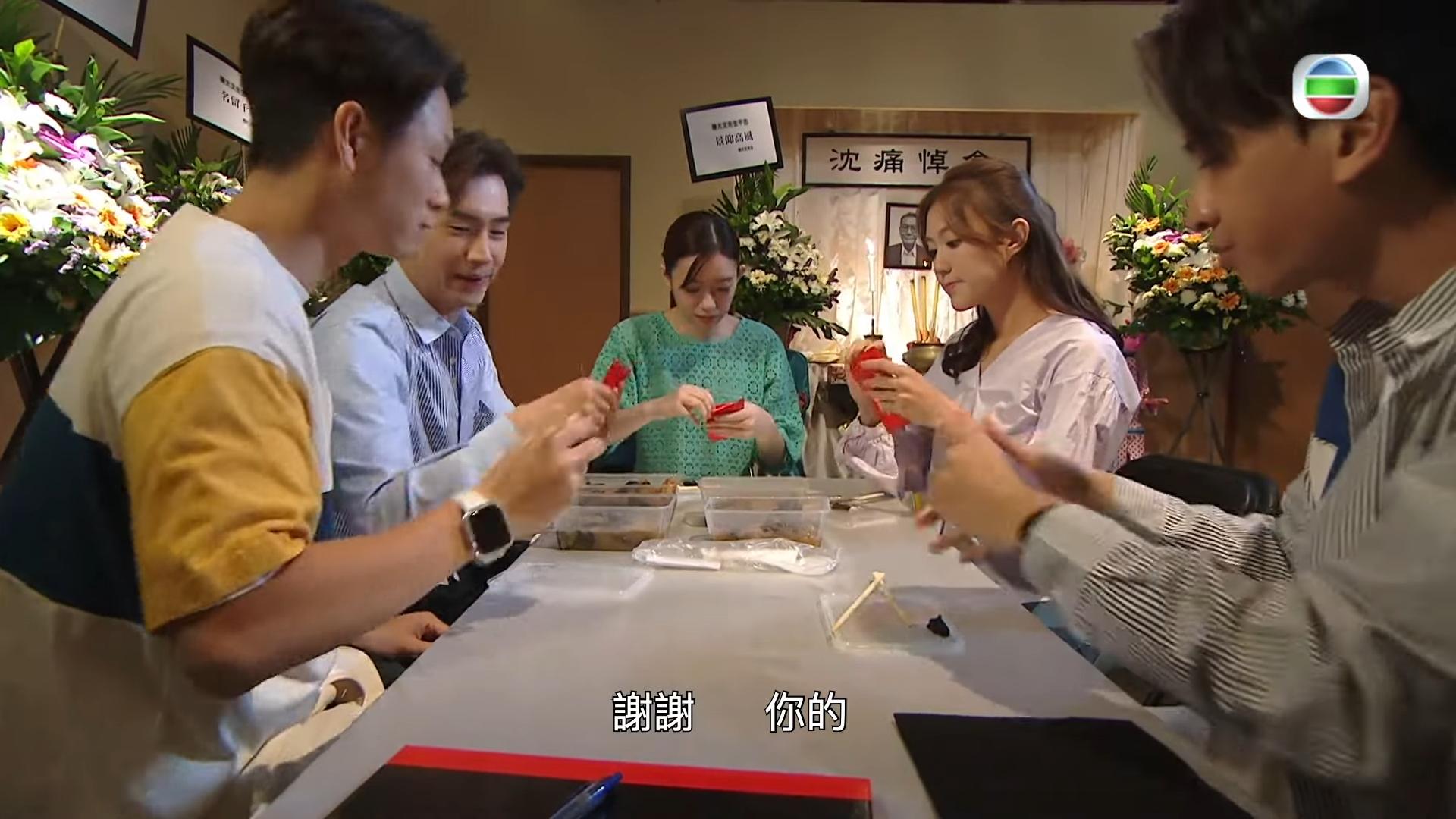 眾人遞辭職信後,夜晚去殯儀館做兼職。