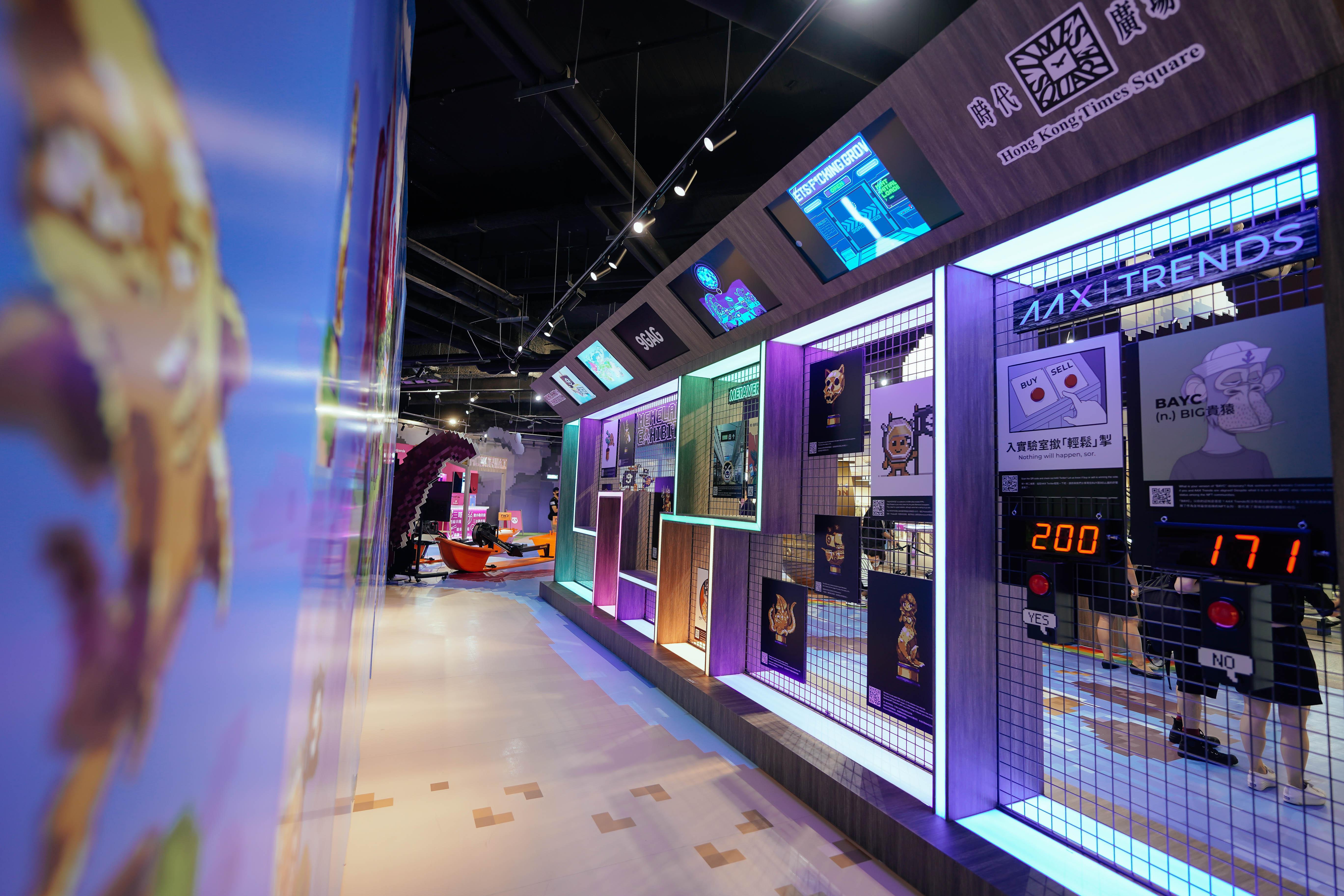 會場設有一幅3米高、8米闊的巨型NFT展示牆,大家可以飽覽30多款「Memeland」系列NFT。