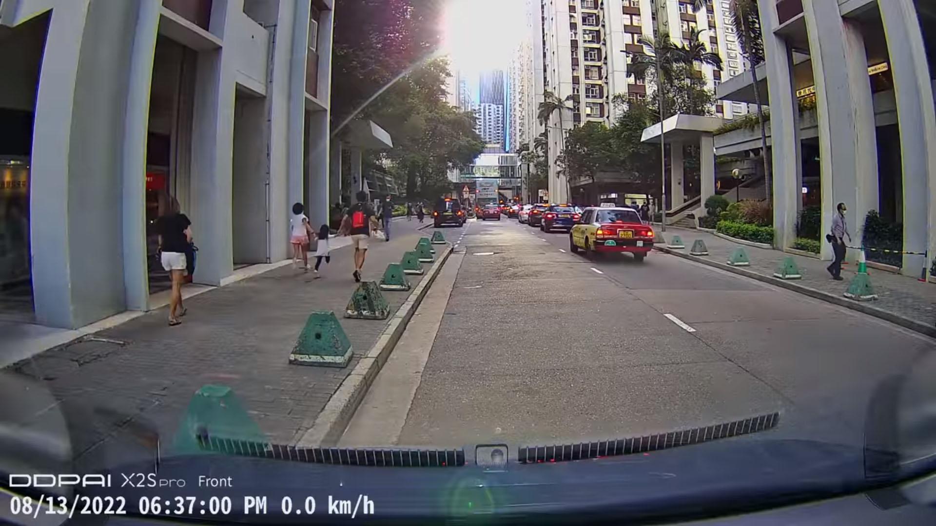 父親拖着兩女兒在行人路追巴士。(網民Brian Fan@FB群組「太古人太古事」)