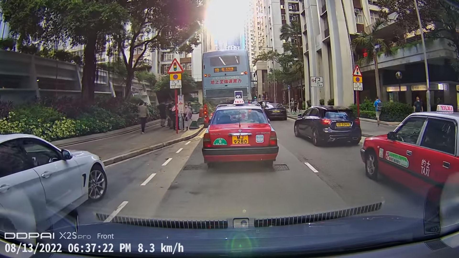 3人追至高山臺時,巴士剛巧「打右燈」離站。(網民Brian Fan@FB群組「太古人太古事」)