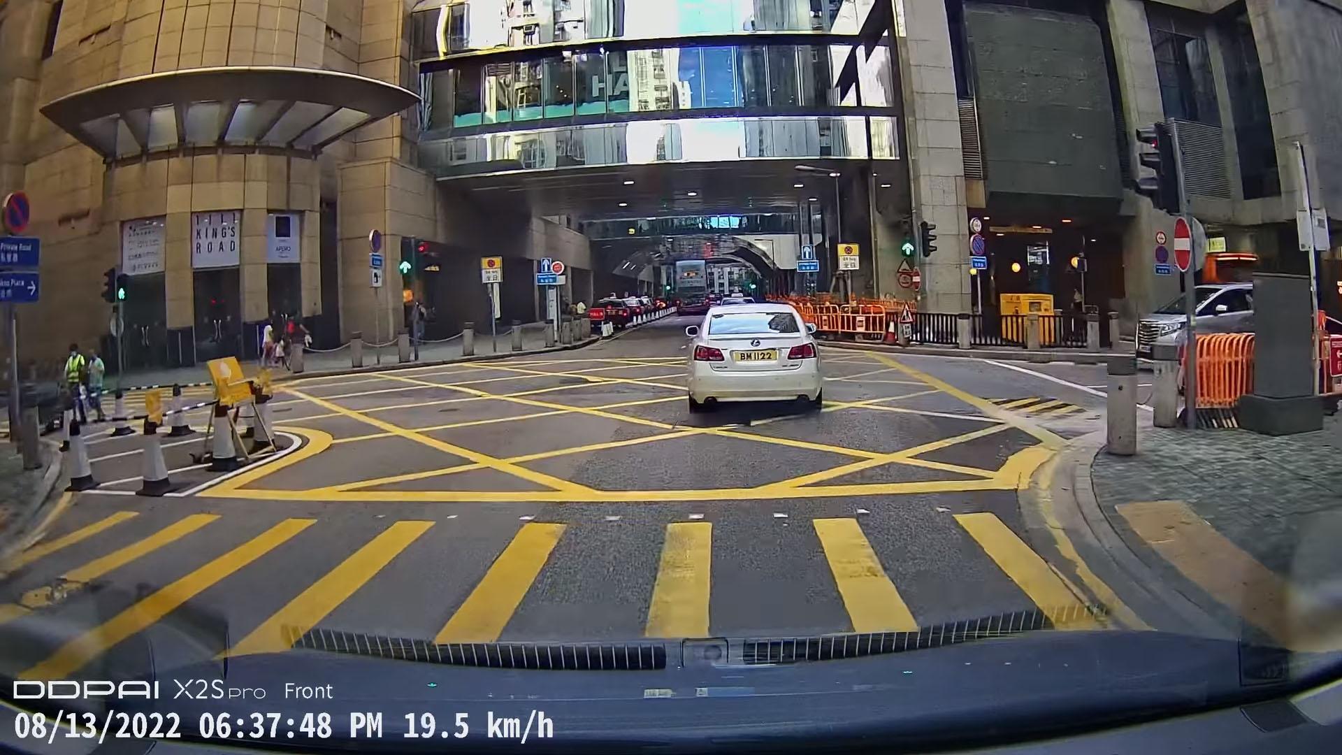 三父女繼續向前跑,但當時巴士已將駛至下一分站。(網民Brian Fan@FB群組「太古人太古事」)