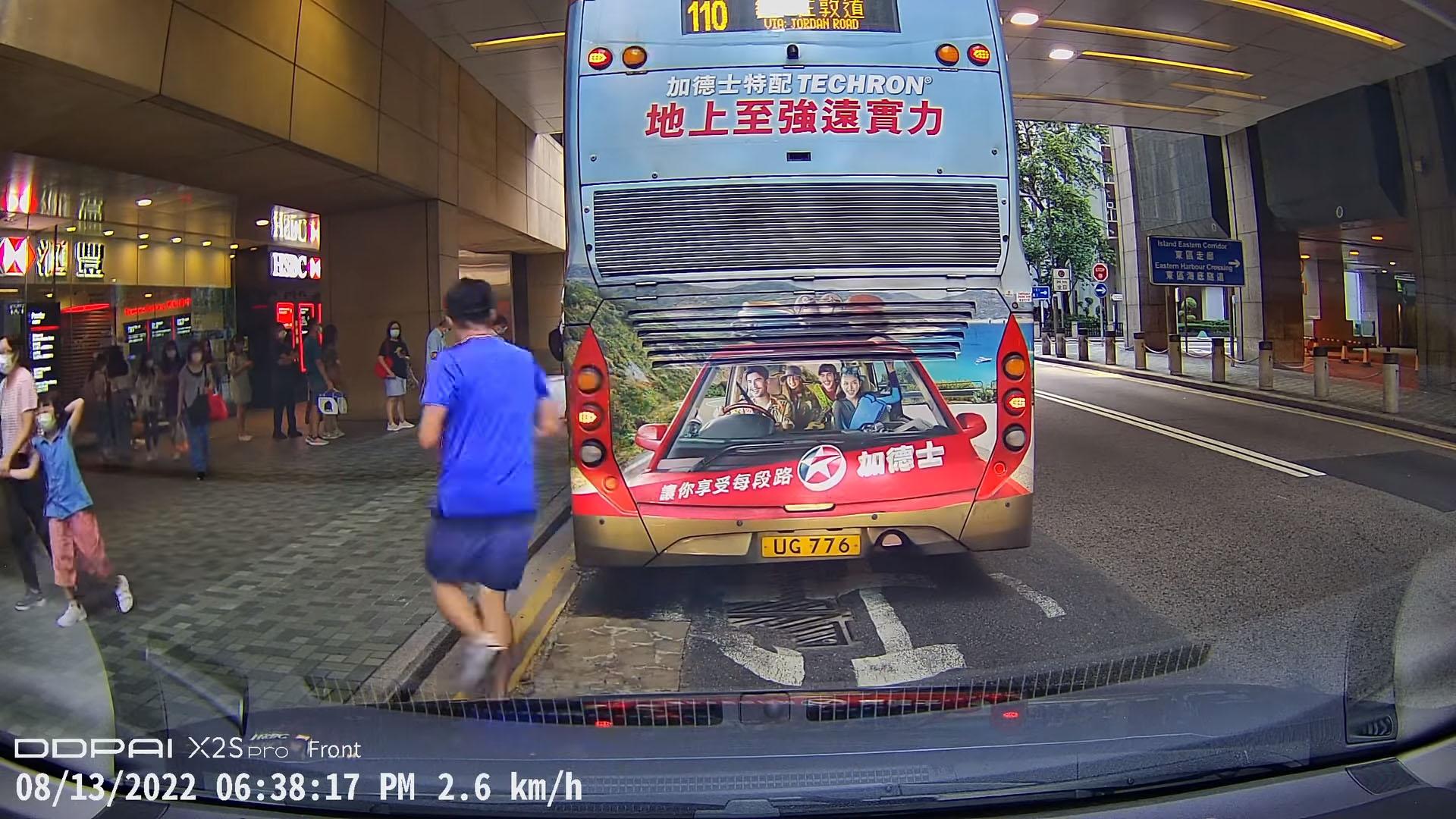 片主(藍衣者)把車停在巴士後,並立即落車跑往通知車長稍候。(網民Brian Fan@FB群組「太古人太古事」)