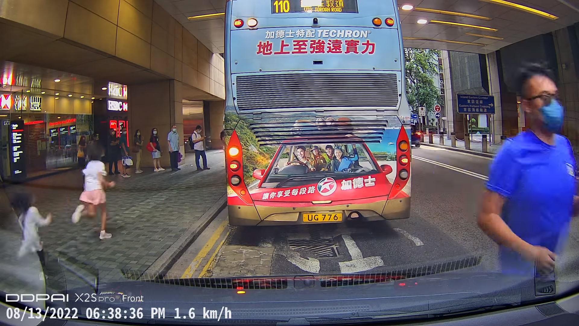 片主(藍衣者)事後跑回自己座駕上,其時兩名女兒終趕至。(網民Brian Fan@FB群組「太古人太古事」)