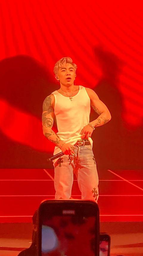 Tyson Yoshi脫去外衣,上身只穿白背心,台下開始有人大叫「除衫」。