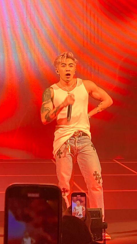 Tyson Yoshi脫去外衣,上身只穿白背心,台下開始有人大叫「除衫」。