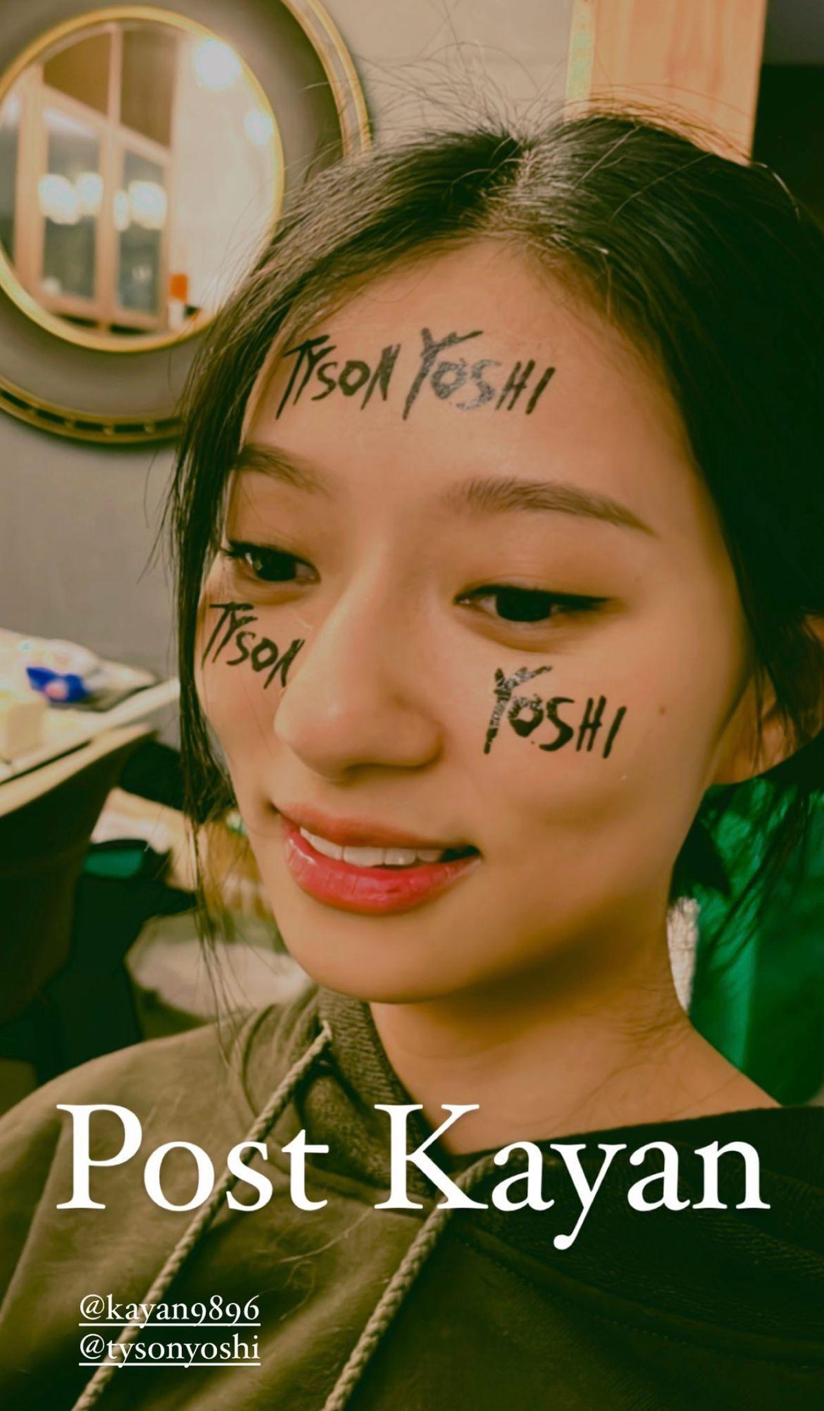 Tyson Yoshi為Kayan9896的額頭及雙頰貼上「Tyson Yoshi」字樣的印水紙。
