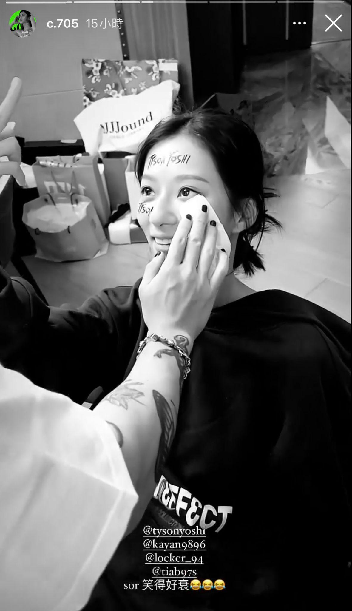 Tyson Yoshi女友Christy亦就手旁觀,拿起手機拍埋一份。