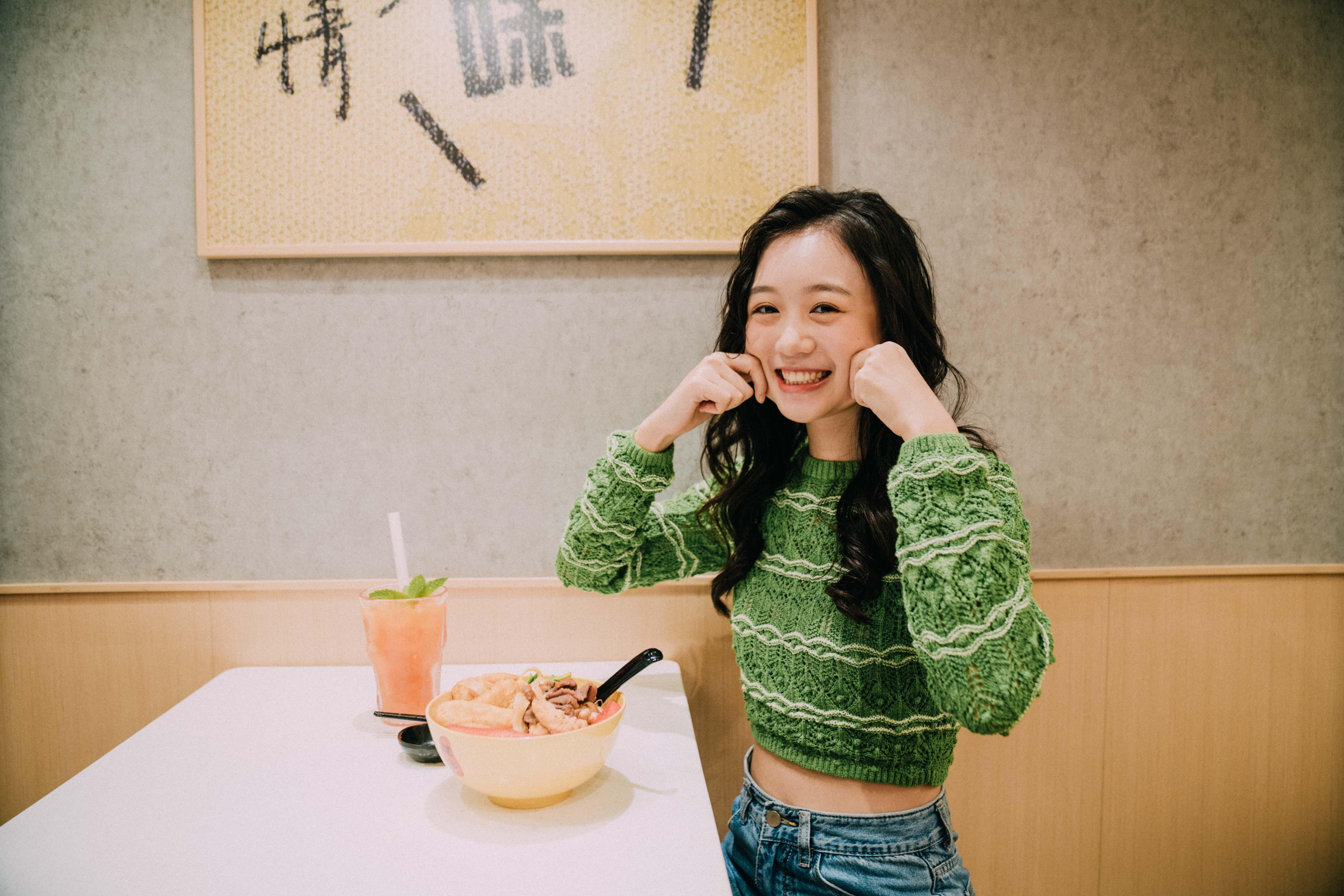 「校花校草選舉」參賽者吳依琳率先拍廣告。