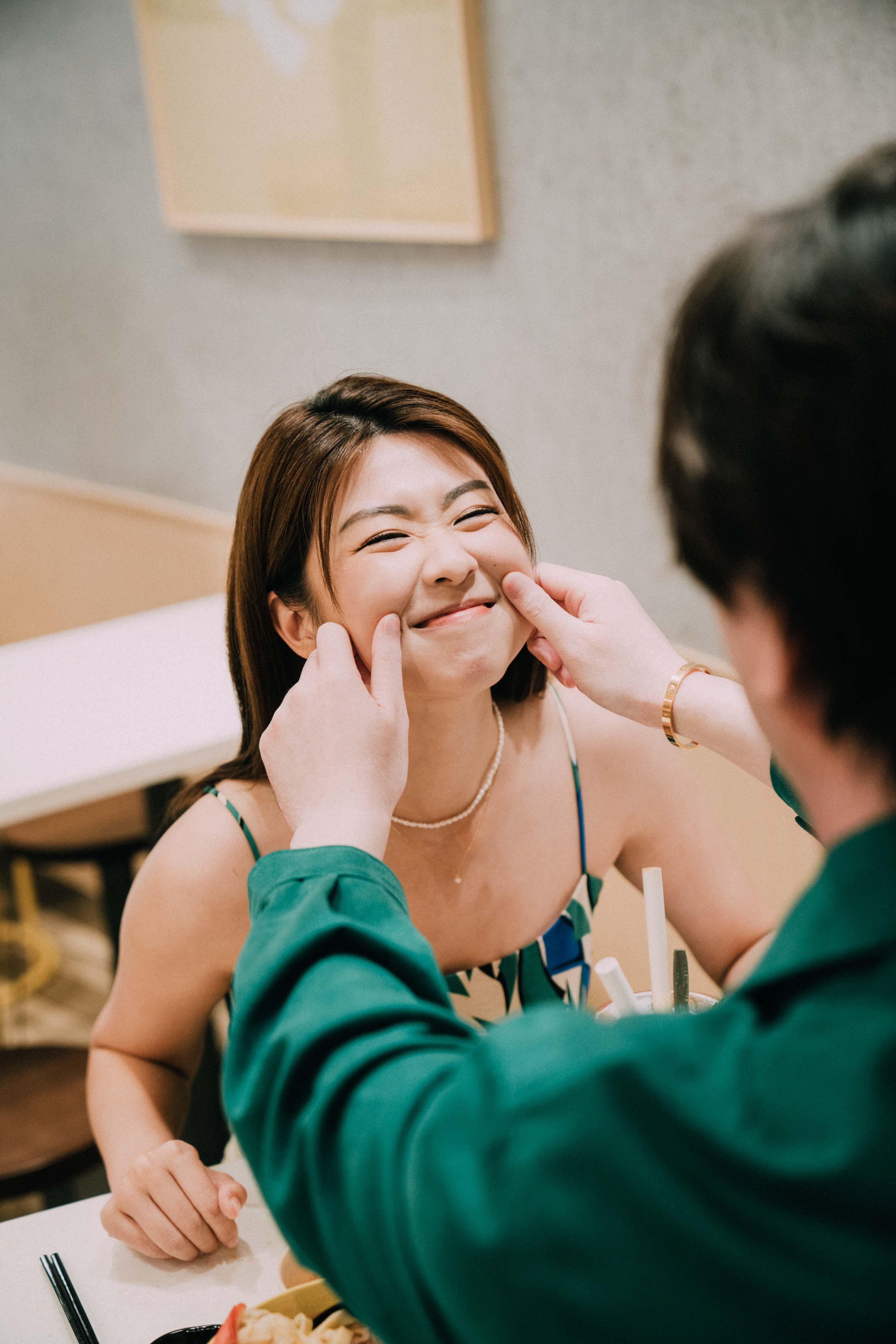 Hillary被男友搣面,非常享受,sweet爆。