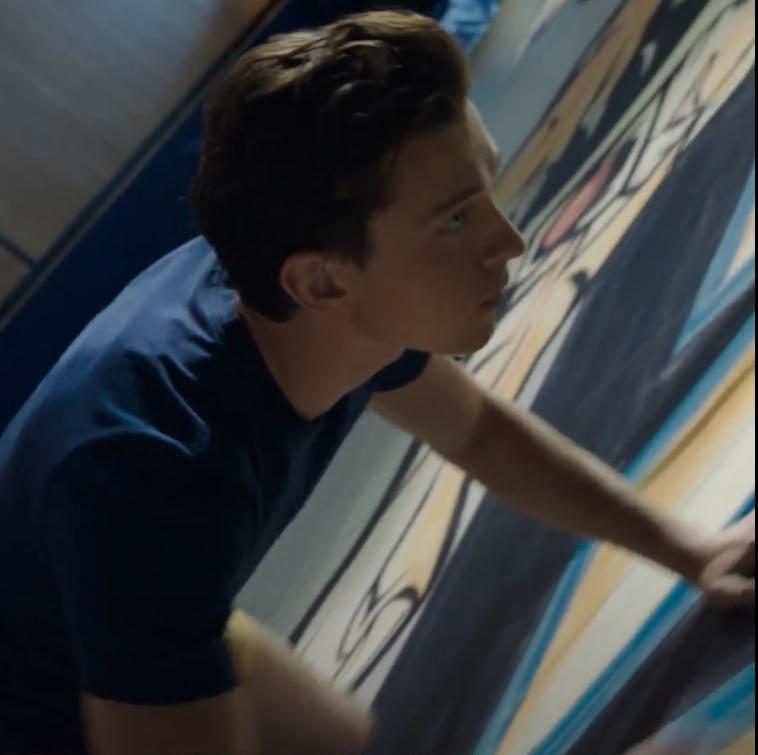 在加長版《蜘蛛俠:不戰無歸》中,蜘蛛俠以彼得柏加的學生身份徒身爬牆。(截圖)