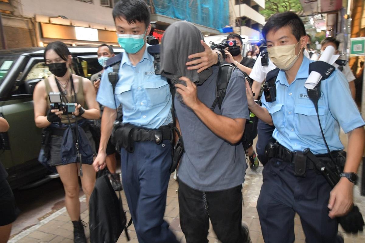 警方帶走死者友人協助調查。