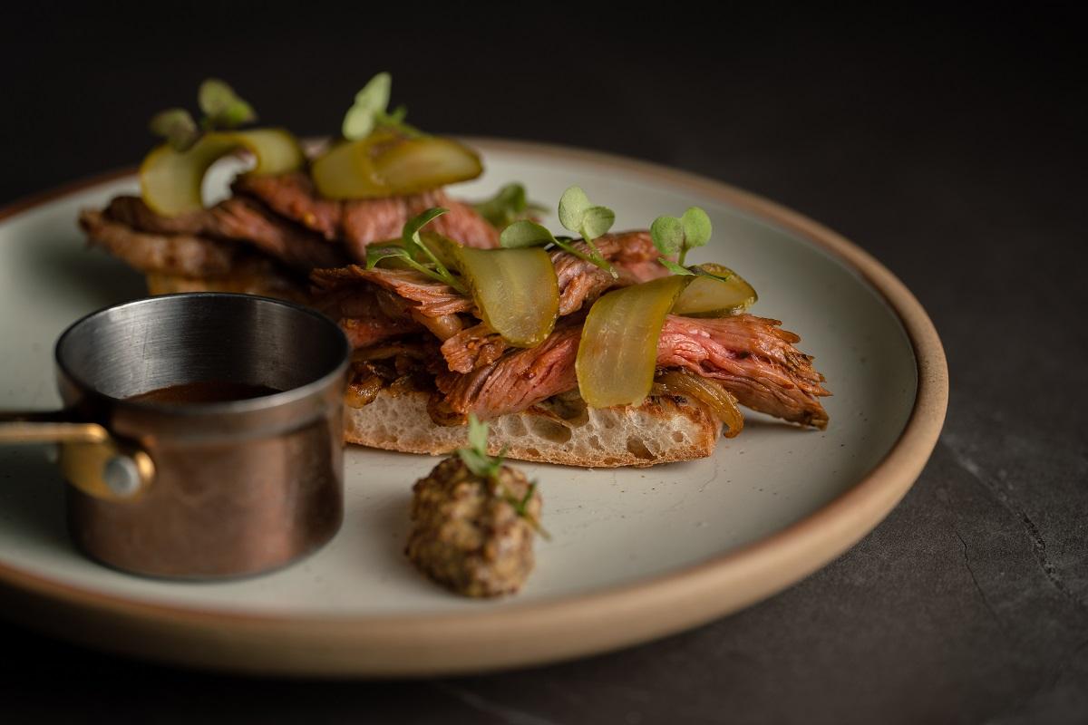 葡萄牙和牛三文治配自家醃製酸瓜