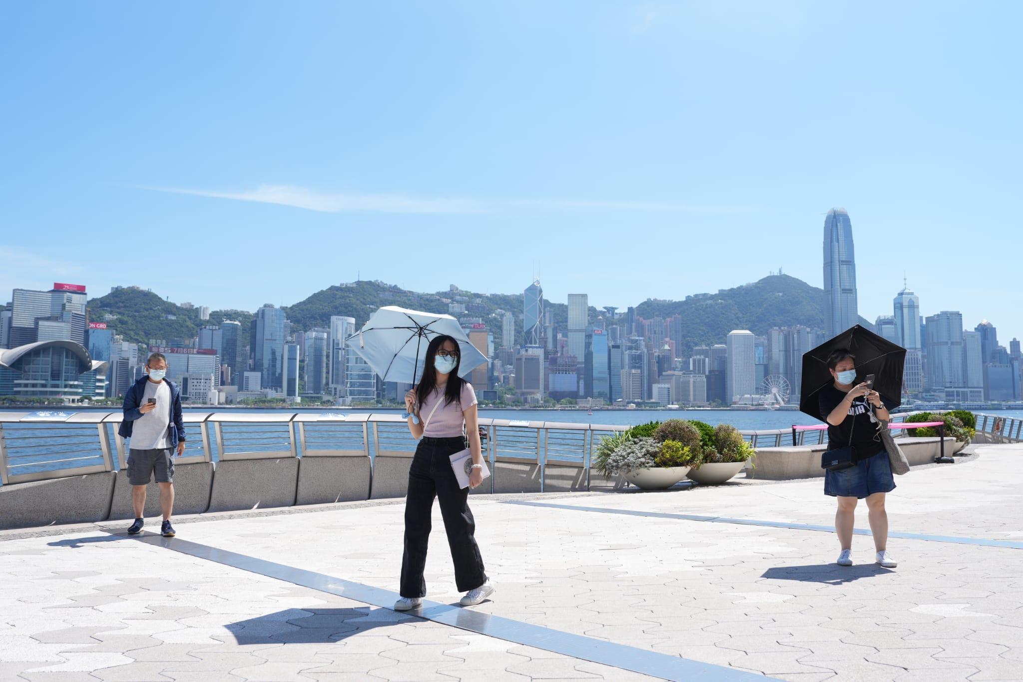 天文台表示,華南普遍晴朗,本港下午天氣酷熱,大部份地區氣溫上升至35度或以上。