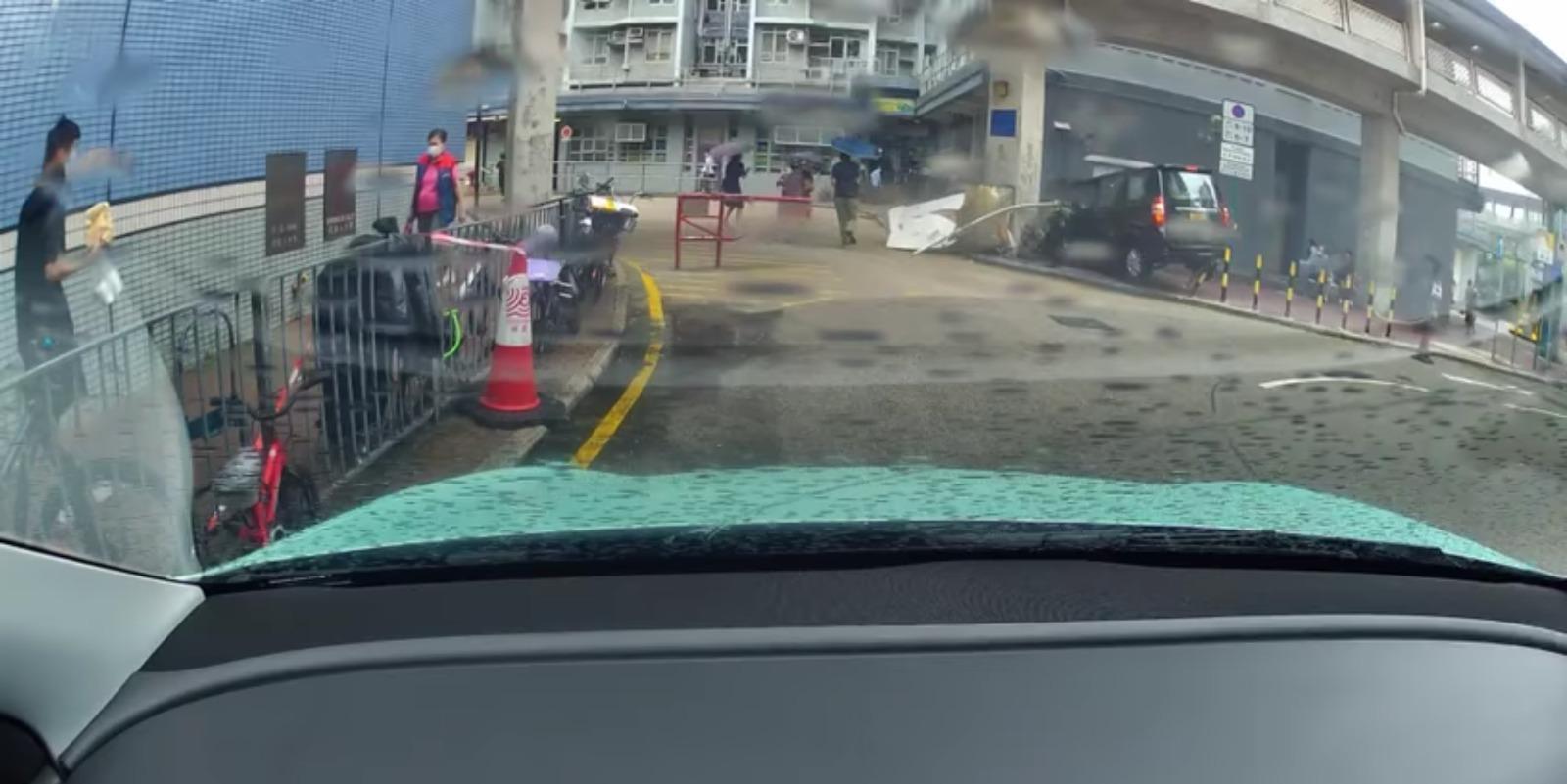 該輛私家車駛至長沙灣元州邨對開位置時,突然高速猛撼保安亭及剷上行人路。