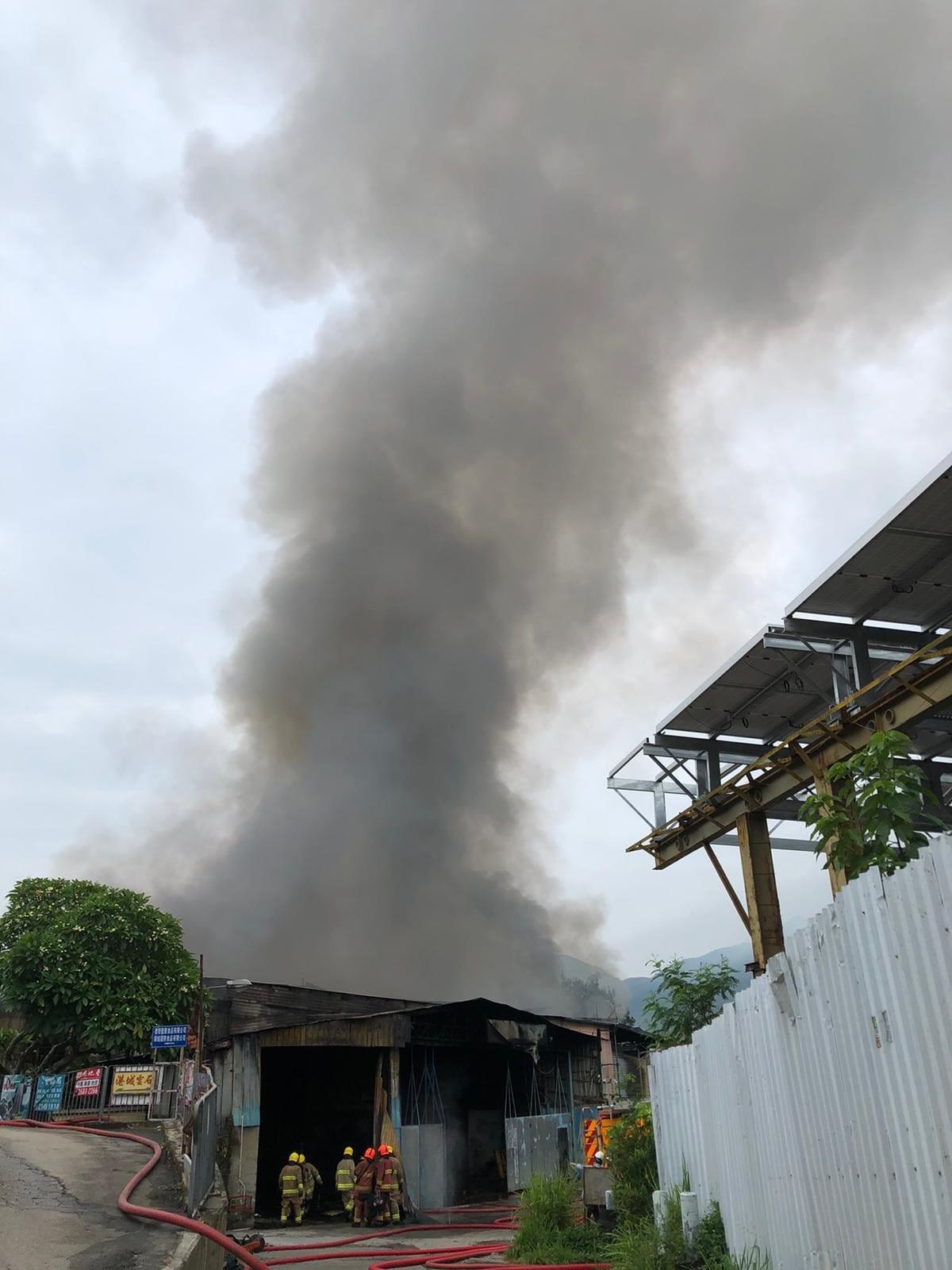 粉嶺軍地北村三級火仍未救熄 消防火場發現一具燒焦屍體 (更新)