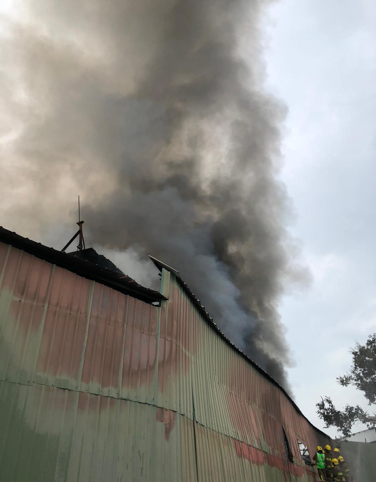 粉嶺軍地北村三級火仍未救熄 消防火場發現一具燒焦屍體 (更新)
