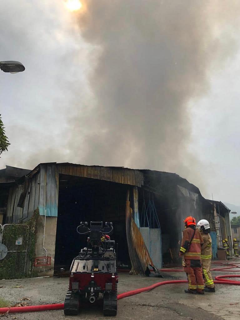 粉嶺軍地北村三級火仍未救熄 消防火場發現一具燒焦屍體 (更新)