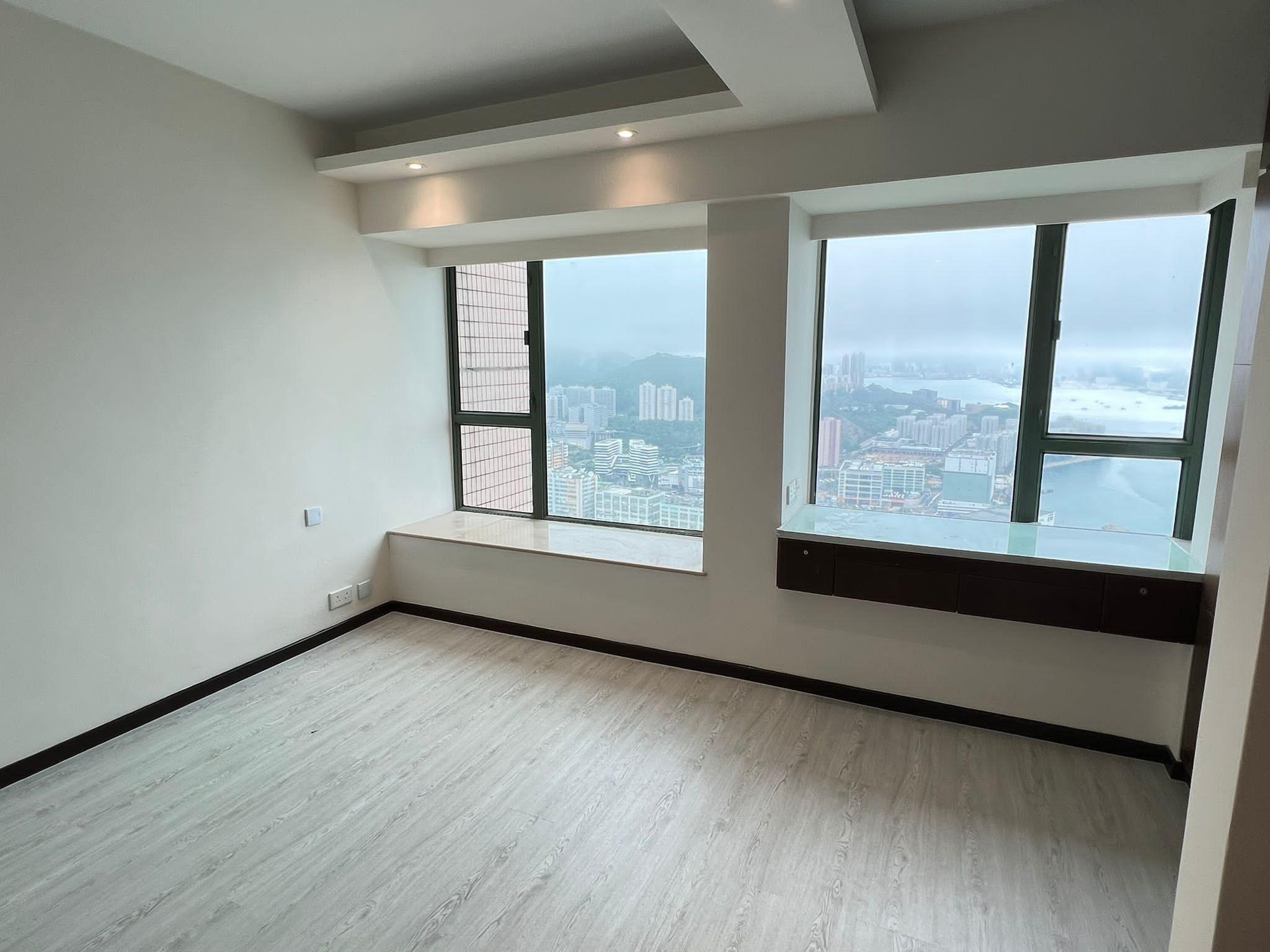 單位原則三房套戶,現改為兩房連主人套房,兩邊大窗令室內採光度大增,景觀更顯開揚吸引。(代理提供相片)