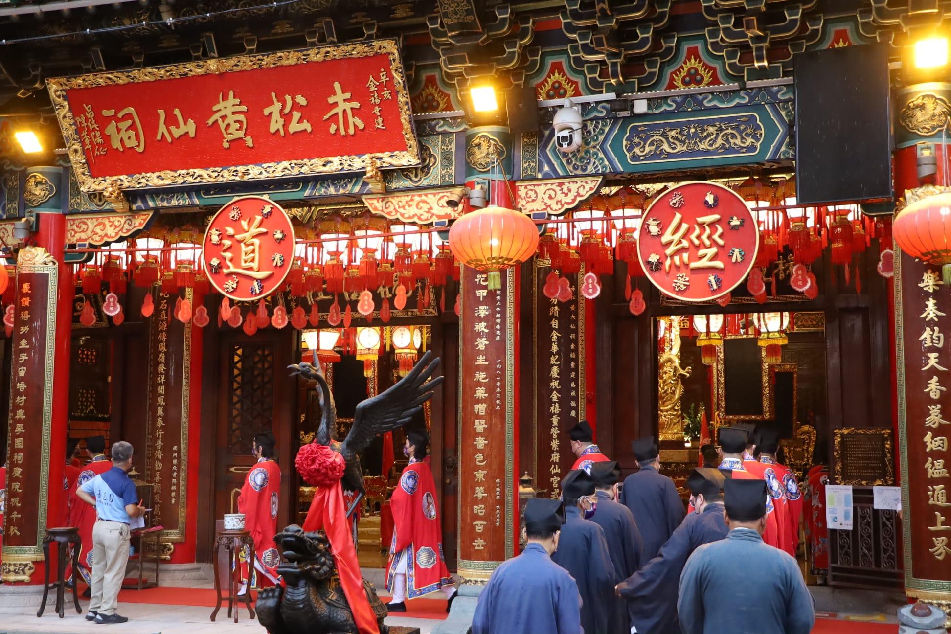 嗇色園, 黃大仙祠, 七姐寶誕. 園遊晚會, 華服