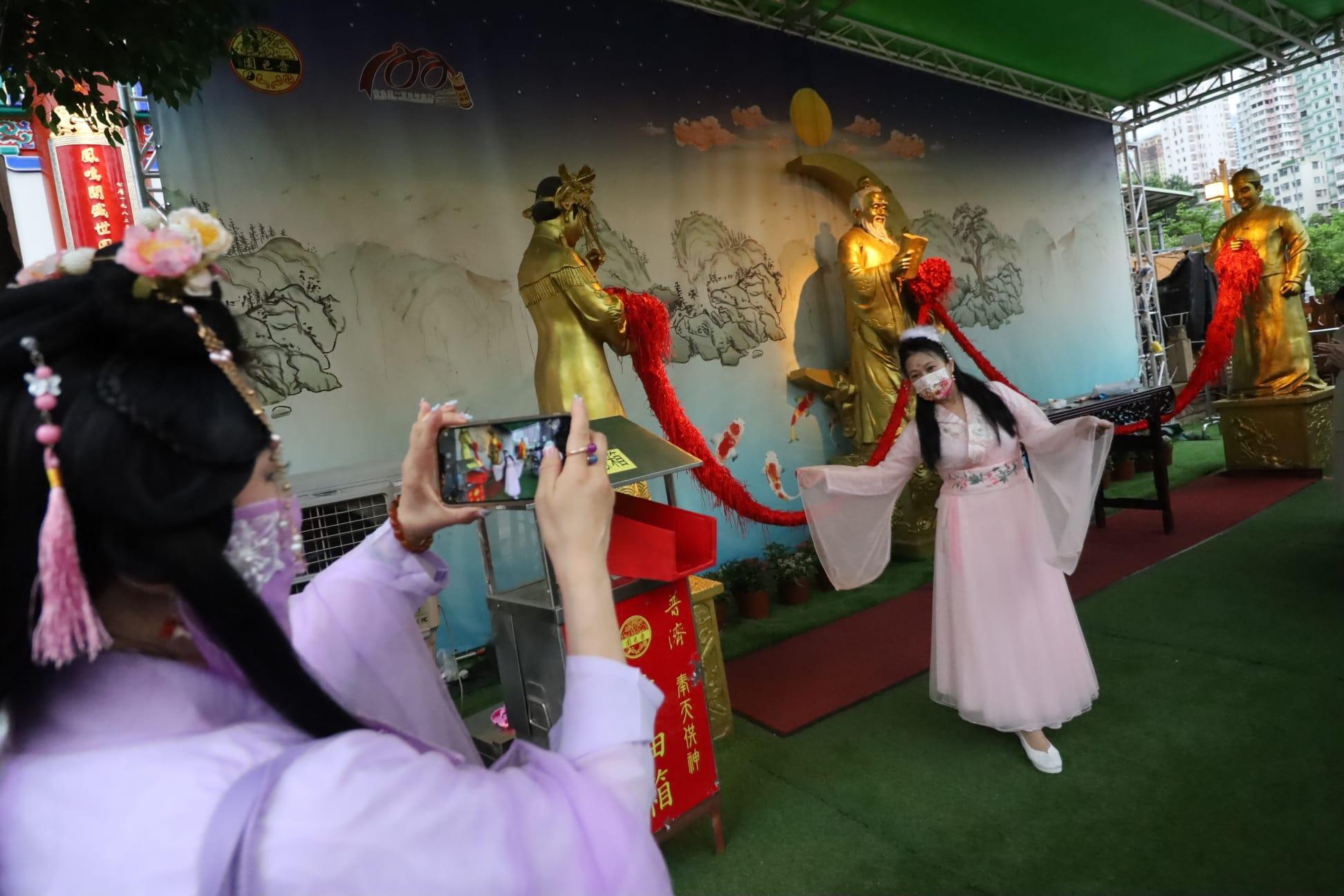 嗇色園, 黃大仙祠, 七姐寶誕. 園遊晚會, 華服