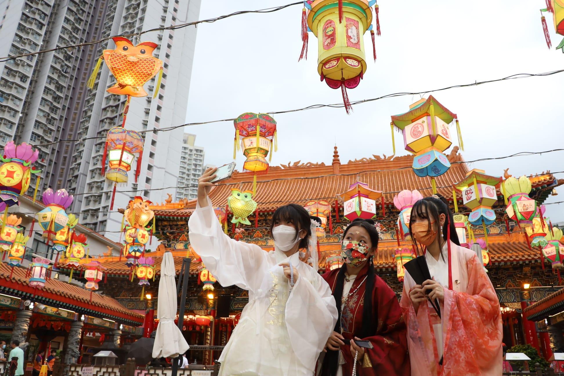 嗇色園, 黃大仙祠, 七姐寶誕. 園遊晚會, 華服