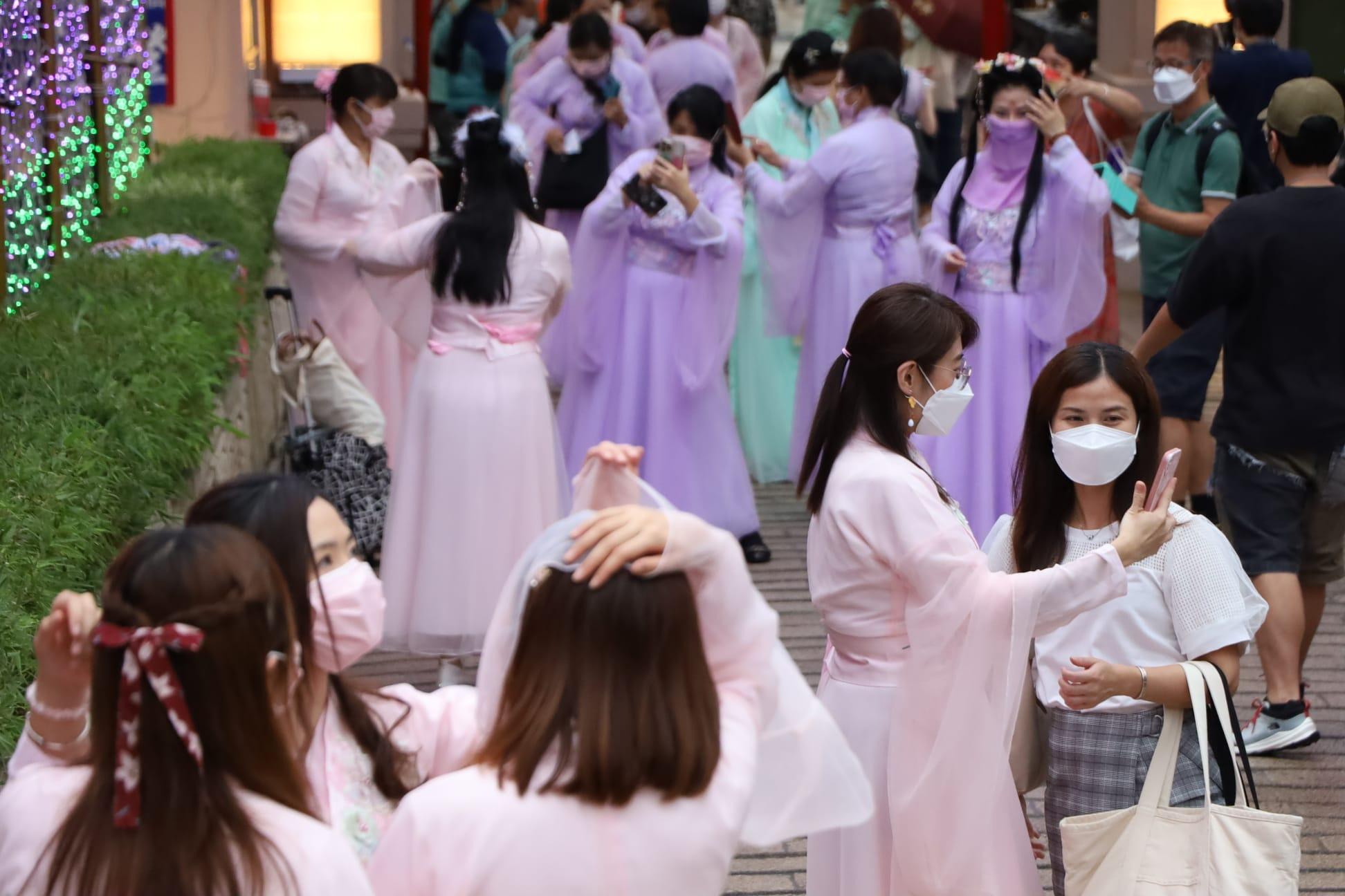 嗇色園, 黃大仙祠, 七姐寶誕. 園遊晚會, 華服