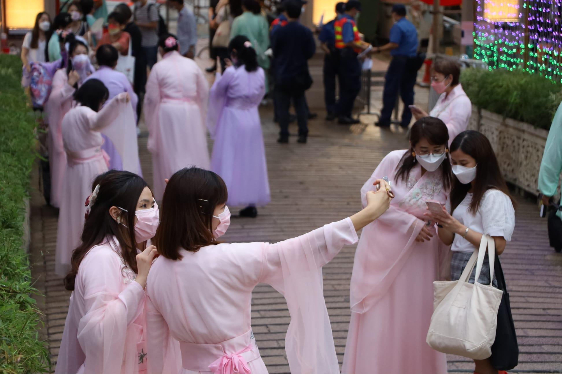 嗇色園, 黃大仙祠, 七姐寶誕. 園遊晚會, 華服